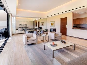 Casa amueblada con paneles en venta frente al lago en campo de golf