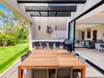 Casa amueblada con paneles en venta frente al lago en campo de golf