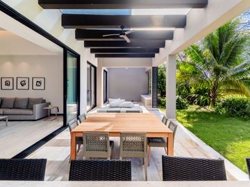 Casa amueblada con paneles en venta frente al lago en campo de golf