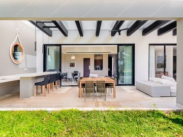 Casa amueblada con paneles en venta frente al lago en campo de golf