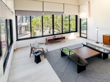 Casa amueblada con paneles en venta frente al lago en campo de golf