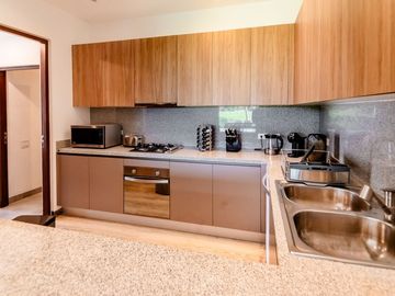 Casa amueblada con paneles en venta frente al lago en campo de golf