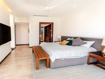 Casa amueblada con paneles en venta frente al lago en campo de golf