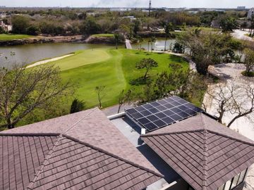 Casa amueblada con paneles en venta frente al lago en campo de golf