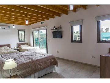 VENTA DE CASA MODERNA CON PISCINA EN VISTALBA – LUJN DE CUYO, MZA