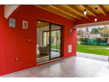 VENTA DE CASA MODERNA CON PISCINA EN VISTALBA – LUJN DE CUYO, MZA