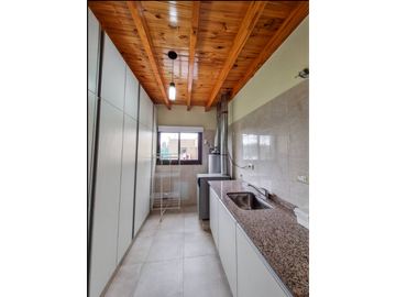 VENTA DE CASA MODERNA CON PISCINA EN VISTALBA – LUJN DE CUYO, MZA