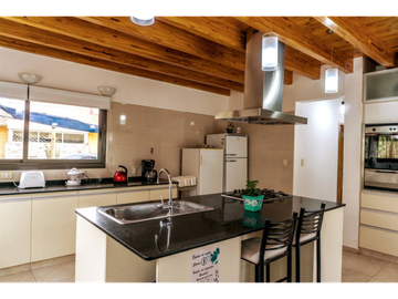 VENTA DE CASA MODERNA CON PISCINA EN VISTALBA – LUJN DE CUYO, MZA