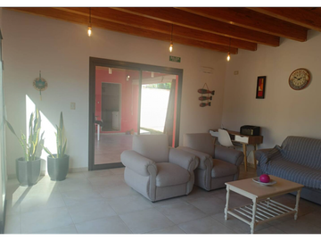 VENTA DE CASA MODERNA CON PISCINA EN VISTALBA – LUJN DE CUYO, MZA