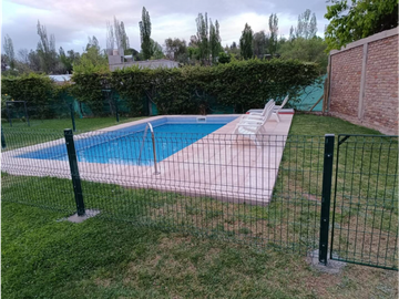 VENTA DE CASA MODERNA CON PISCINA EN VISTALBA – LUJN DE CUYO, MZA