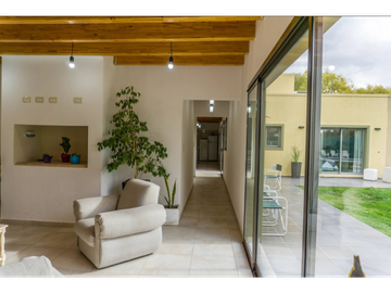 VENTA DE CASA MODERNA CON PISCINA EN VISTALBA – LUJN DE CUYO, MZA