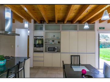 VENTA DE CASA MODERNA CON PISCINA EN VISTALBA – LUJN DE CUYO, MZA