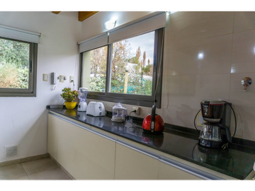 VENTA DE CASA MODERNA CON PISCINA EN VISTALBA – LUJN DE CUYO, MZA