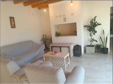 VENTA DE CASA MODERNA CON PISCINA EN VISTALBA – LUJN DE CUYO, MZA