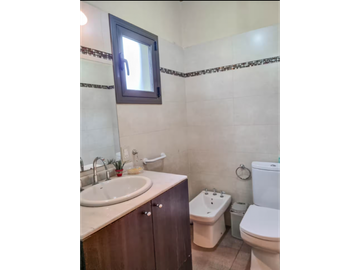 VENTA DE CASA MODERNA CON PISCINA EN VISTALBA – LUJN DE CUYO, MZA