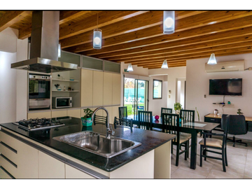 VENTA DE CASA MODERNA CON PISCINA EN VISTALBA – LUJN DE CUYO, MZA