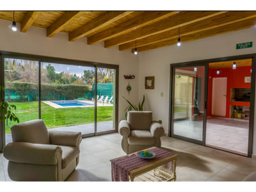 VENTA DE CASA MODERNA CON PISCINA EN VISTALBA – LUJN DE CUYO, MZA