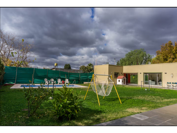 VENTA DE CASA MODERNA CON PISCINA EN VISTALBA – LUJN DE CUYO, MZA