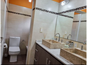VENTA DE CASA MODERNA CON PISCINA EN VISTALBA – LUJN DE CUYO, MZA