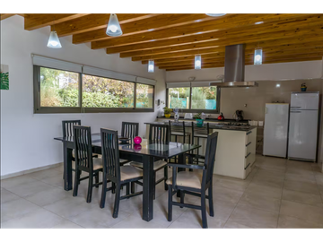 VENTA DE CASA MODERNA CON PISCINA EN VISTALBA – LUJN DE CUYO, MZA