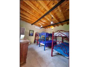 VENTA DE CASA MODERNA CON PISCINA EN VISTALBA – LUJN DE CUYO, MZA