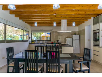 VENTA DE CASA MODERNA CON PISCINA EN VISTALBA – LUJN DE CUYO, MZA