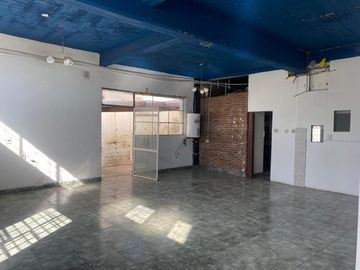 Vendo Casa ideal salón o deposito.