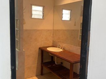 Vendo Casa ideal salón o deposito.