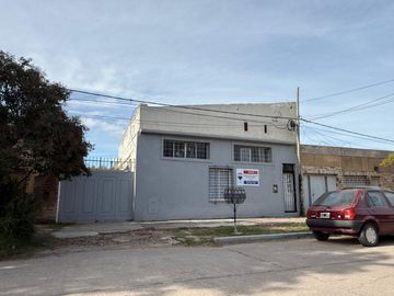 Vendo Casa ideal salón o deposito.