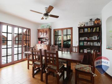 Venta - Casa en Lote doble con pileta. Aranajuez