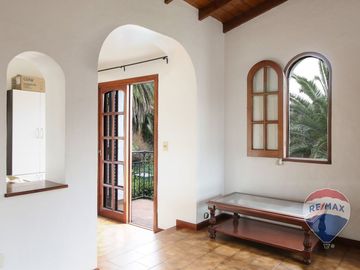 Venta - Casa en Lote doble con pileta. Aranajuez