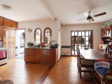 Venta - Casa en Lote doble con pileta. Aranajuez