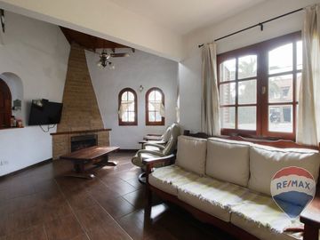 Venta - Casa en Lote doble con pileta. Aranajuez