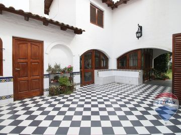Venta - Casa en Lote doble con pileta. Aranajuez
