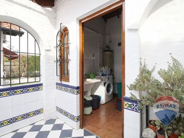 Venta - Casa en Lote doble con pileta. Aranajuez