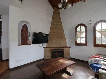 Venta - Casa en Lote doble con pileta. Aranajuez