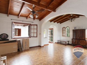 Venta - Casa en Lote doble con pileta. Aranajuez