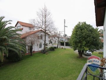 Venta - Casa en Lote doble con pileta. Aranajuez