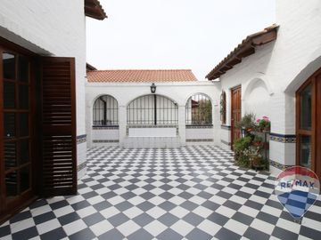 Venta - Casa en Lote doble con pileta. Aranajuez