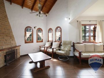 Venta - Casa en Lote doble con pileta. Aranajuez