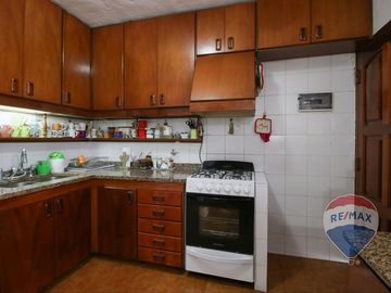 Venta - Casa en Lote doble con pileta. Aranajuez