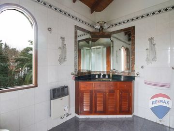 Venta - Casa en Lote doble con pileta. Aranajuez