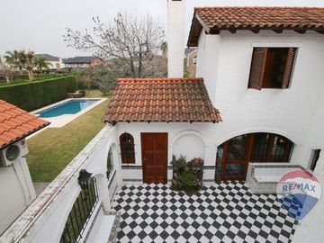 Venta - Casa en Lote doble con pileta. Aranajuez