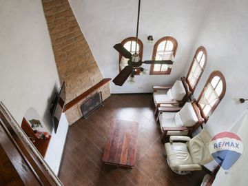 Venta - Casa en Lote doble con pileta. Aranajuez