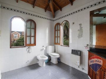 Venta - Casa en Lote doble con pileta. Aranajuez