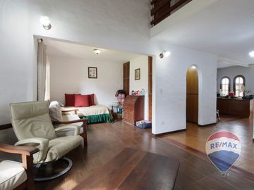 Venta - Casa en Lote doble con pileta. Aranajuez
