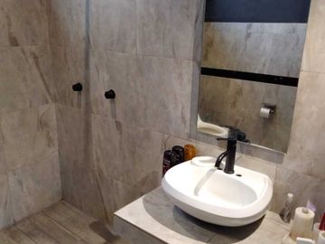 Casa en venta en Altozano, Morelia, con jardín y alberca