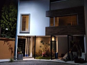Casa en venta en Altozano, Morelia, con jardín y alberca