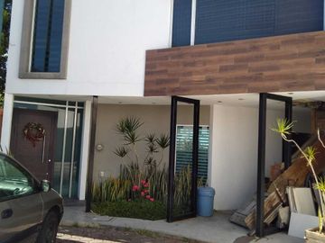 Casa en venta en Altozano, Morelia, con jardín y alberca