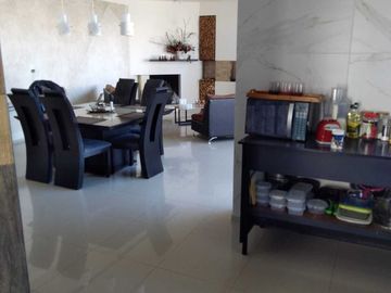 Casa en venta en Altozano, Morelia, con jardín y alberca